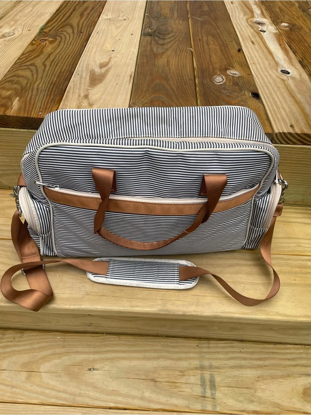 O' Beanie White and Navy Striped Diaper Bag. Brown straps with shoulder pad.